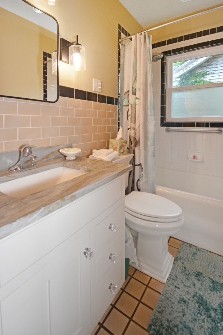 9 Harwood Place, Bloomington, IL 61701