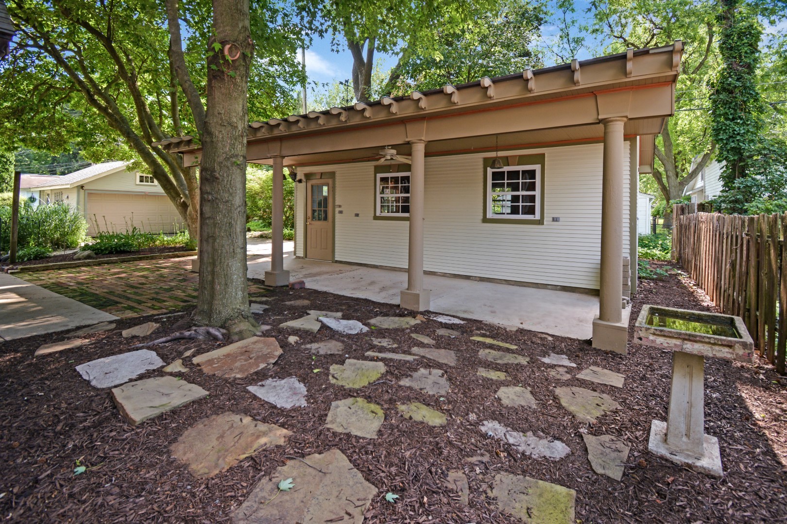 9 Harwood Place, Bloomington, IL 61701