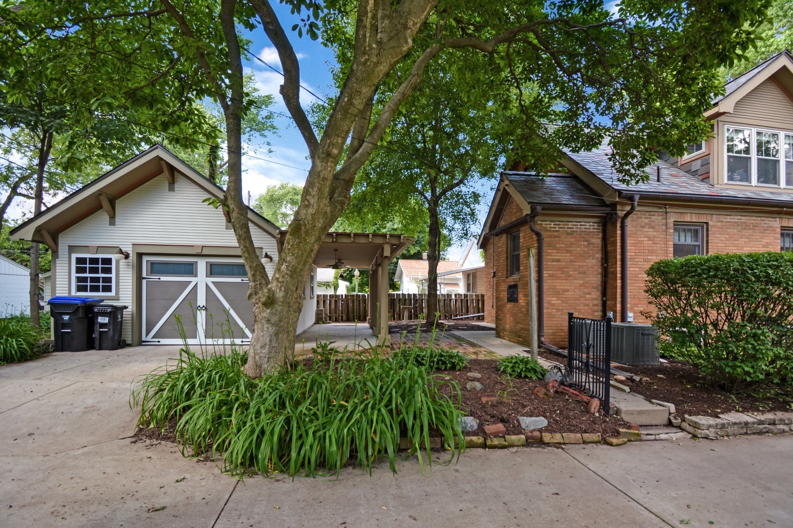 9 Harwood Place, Bloomington, IL 61701