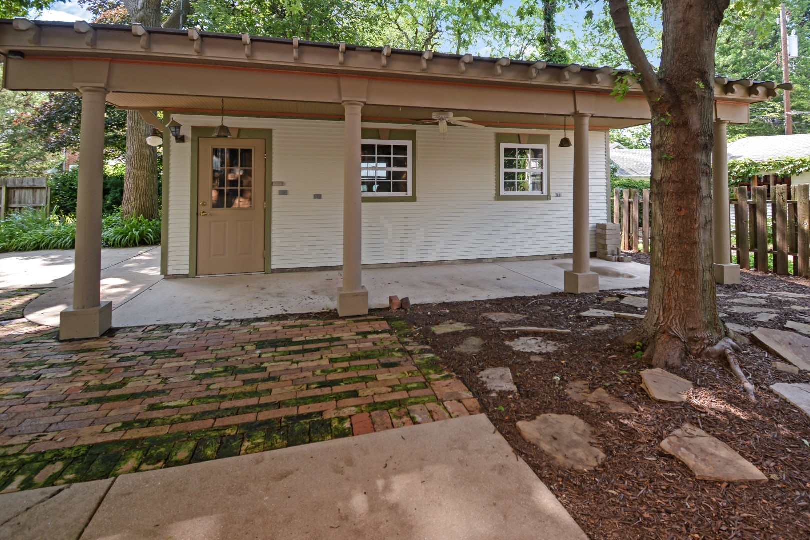 9 Harwood Place, Bloomington, IL 61701