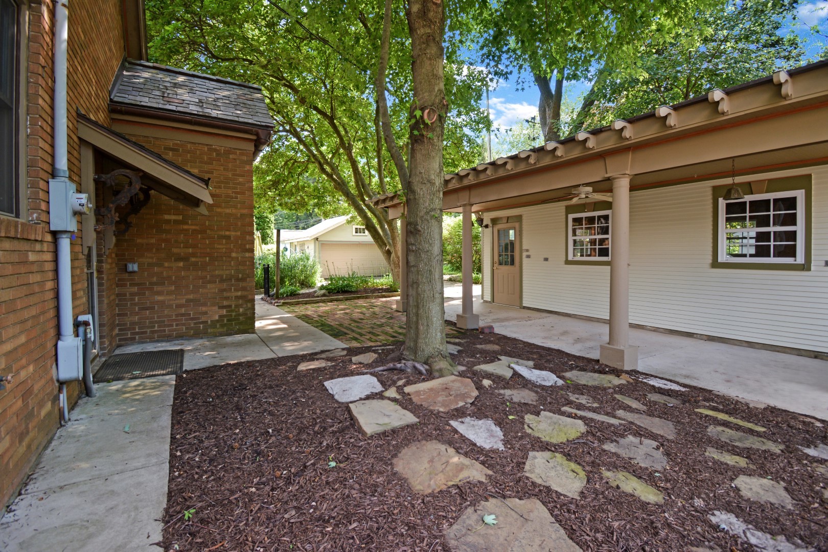 9 Harwood Place, Bloomington, IL 61701