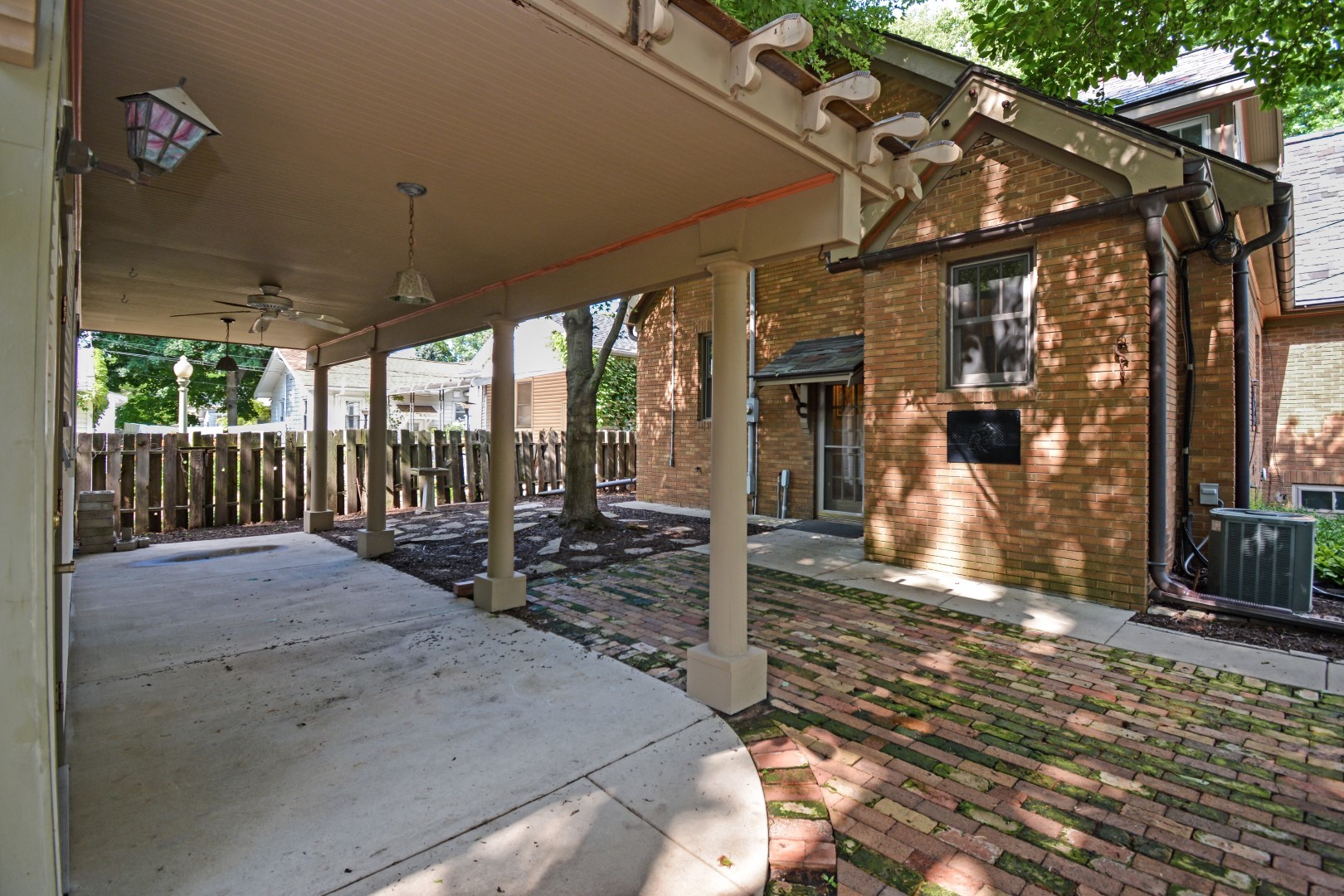 9 Harwood Place, Bloomington, IL 61701