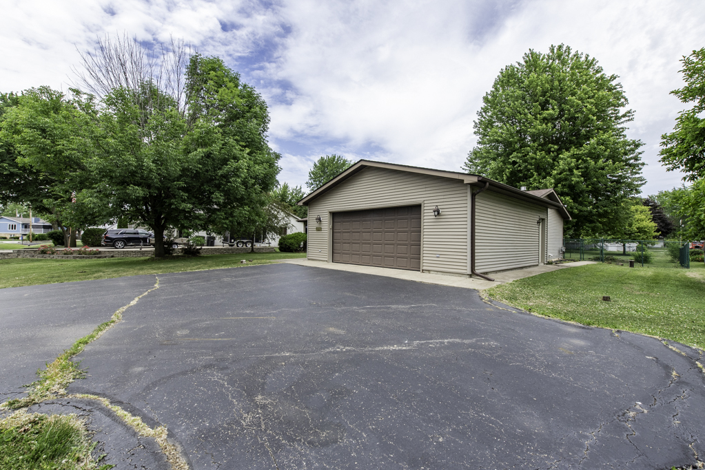 814 E Oak Street, Silver Lake, WI 53170