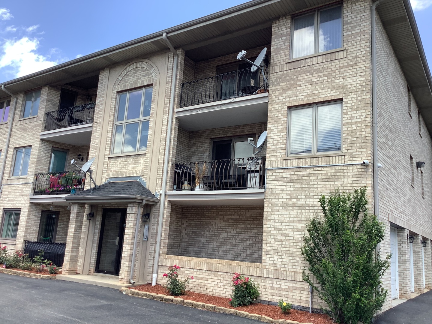 9211 S ROBERTS Road #3D, Hickory Hills, IL 60457