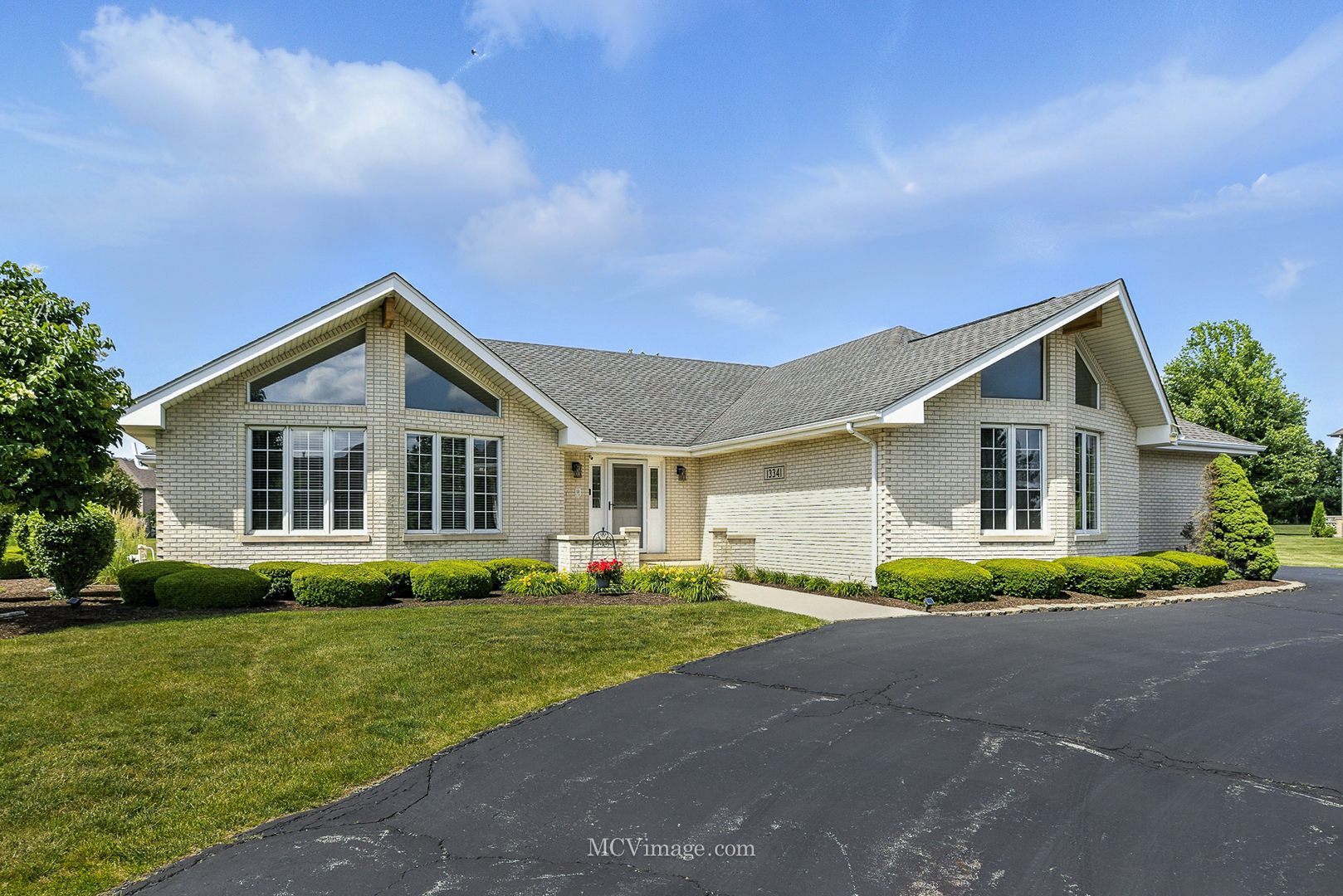 13341 Fox Hill Drive, Lemont, IL 60439