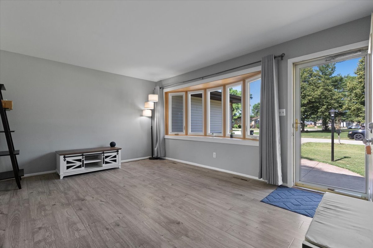 1514 N North Avenue, McHenry, IL 60050