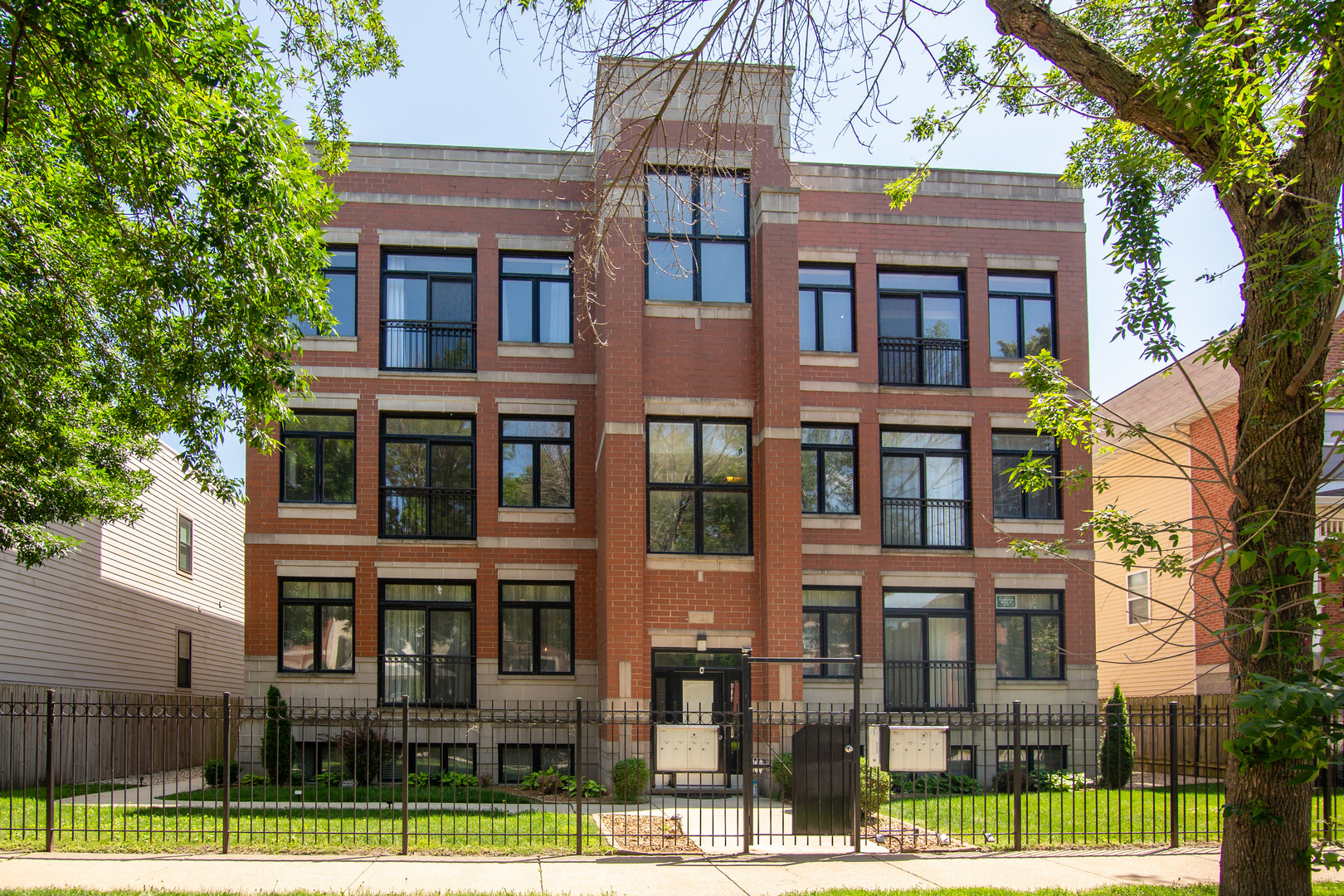 633 E Bowen Avenue #1E, Chicago, IL 60653