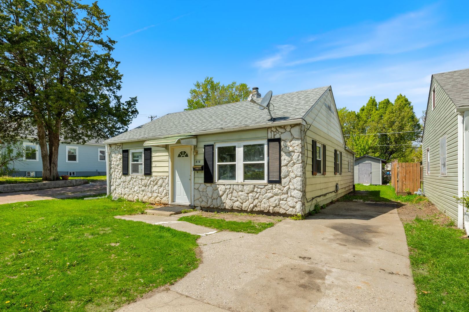 916 5th Avenue, Aurora, IL 60505