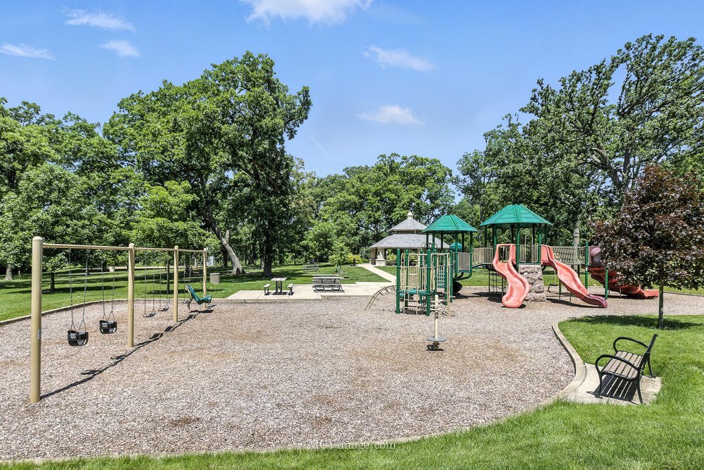 7004 Roberts Drive, Woodridge, IL 60517