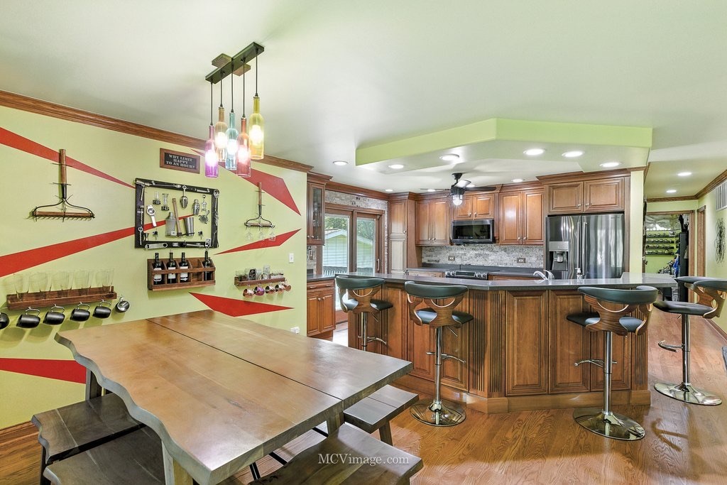 7004 Roberts Drive, Woodridge, IL 60517