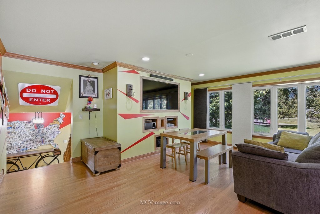 7004 Roberts Drive, Woodridge, IL 60517
