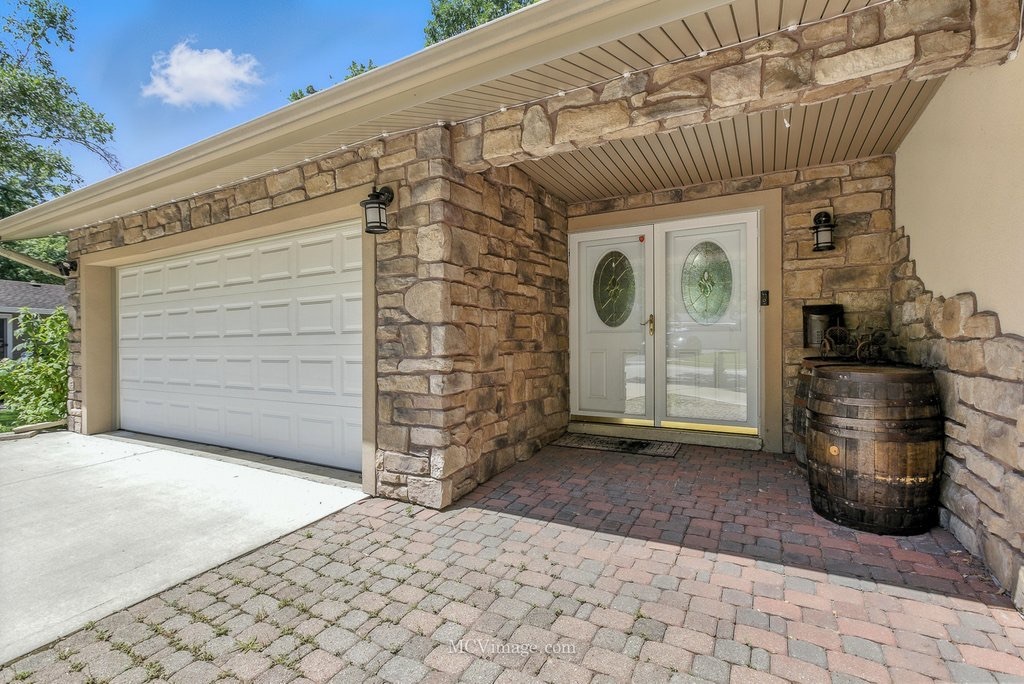 7004 Roberts Drive, Woodridge, IL 60517