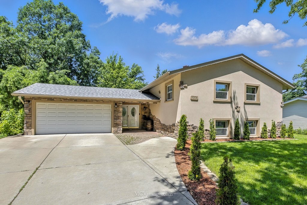 7004 Roberts Drive, Woodridge, IL 60517