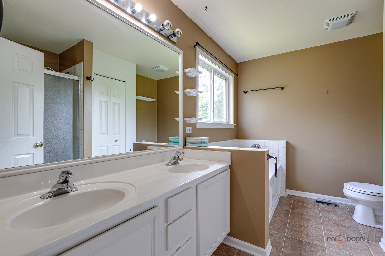 120 W Tall Oak Drive, Hainesville, IL 60073