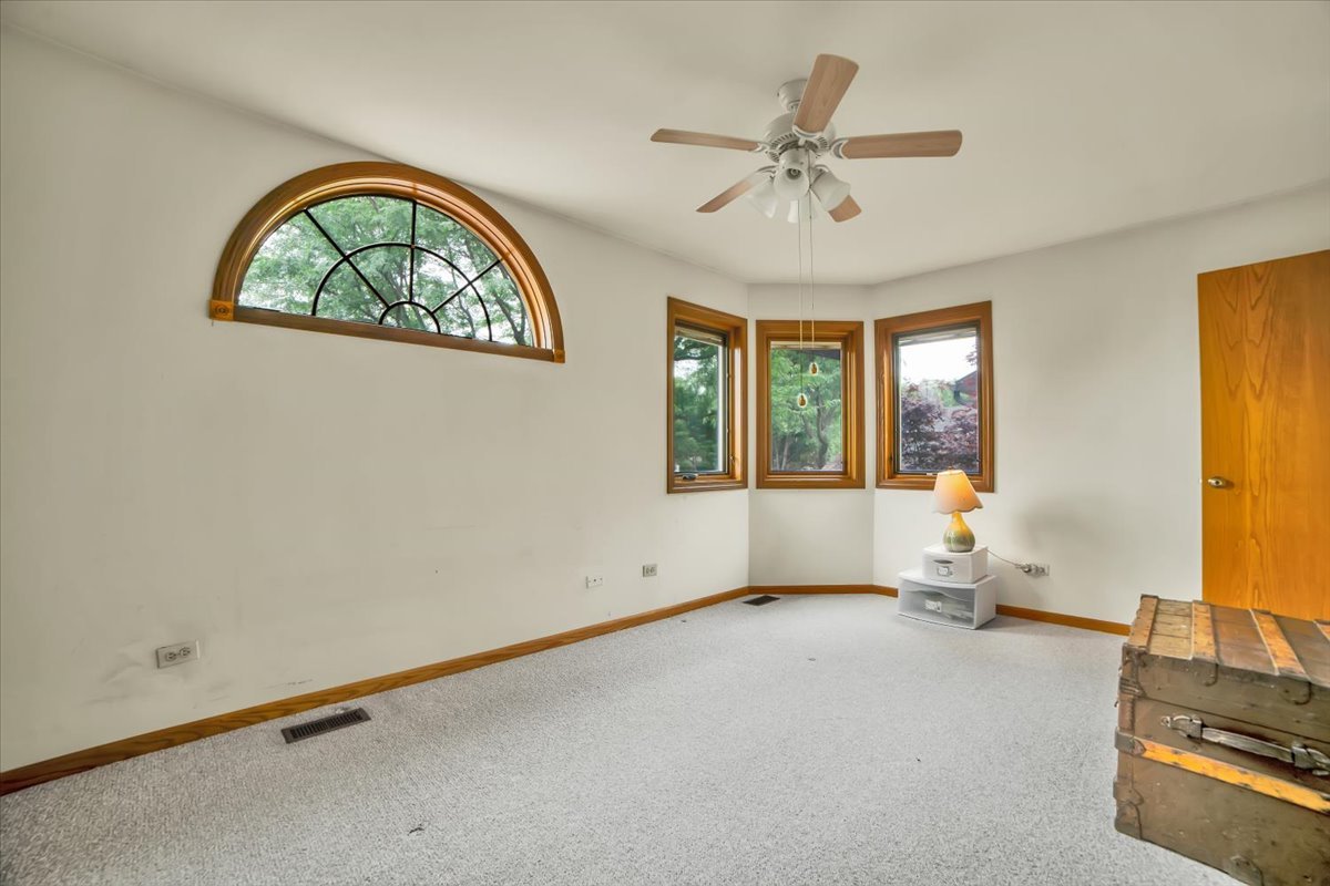 2143 N Juniper Lane, Arlington Heights, IL 60004