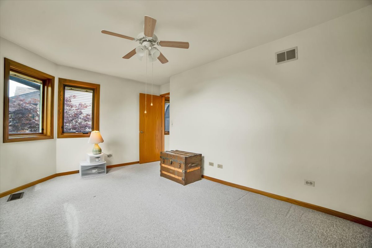 2143 N Juniper Lane, Arlington Heights, IL 60004