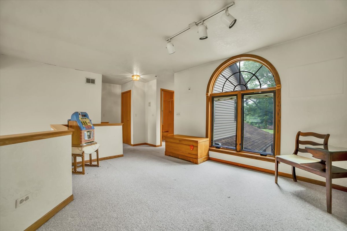 2143 N Juniper Lane, Arlington Heights, IL 60004