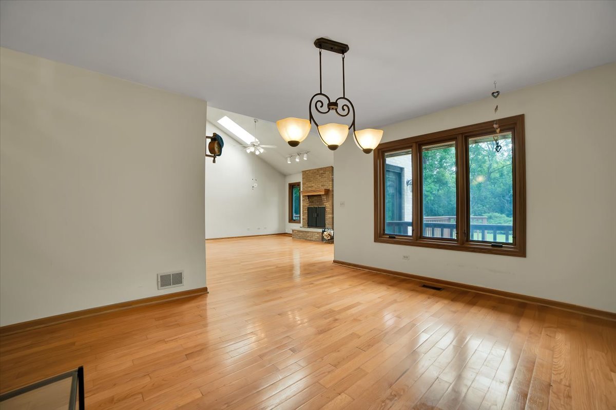 2143 N Juniper Lane, Arlington Heights, IL 60004