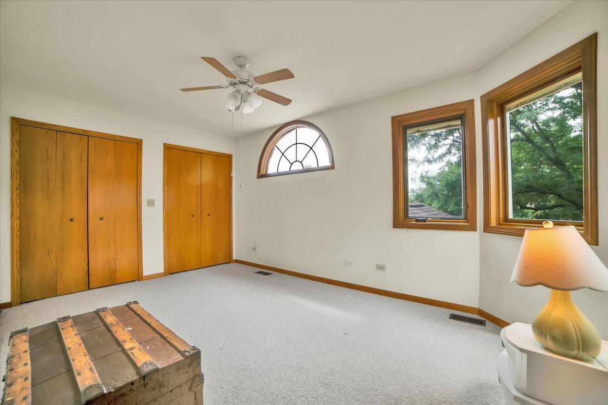 2143 N Juniper Lane, Arlington Heights, IL 60004
