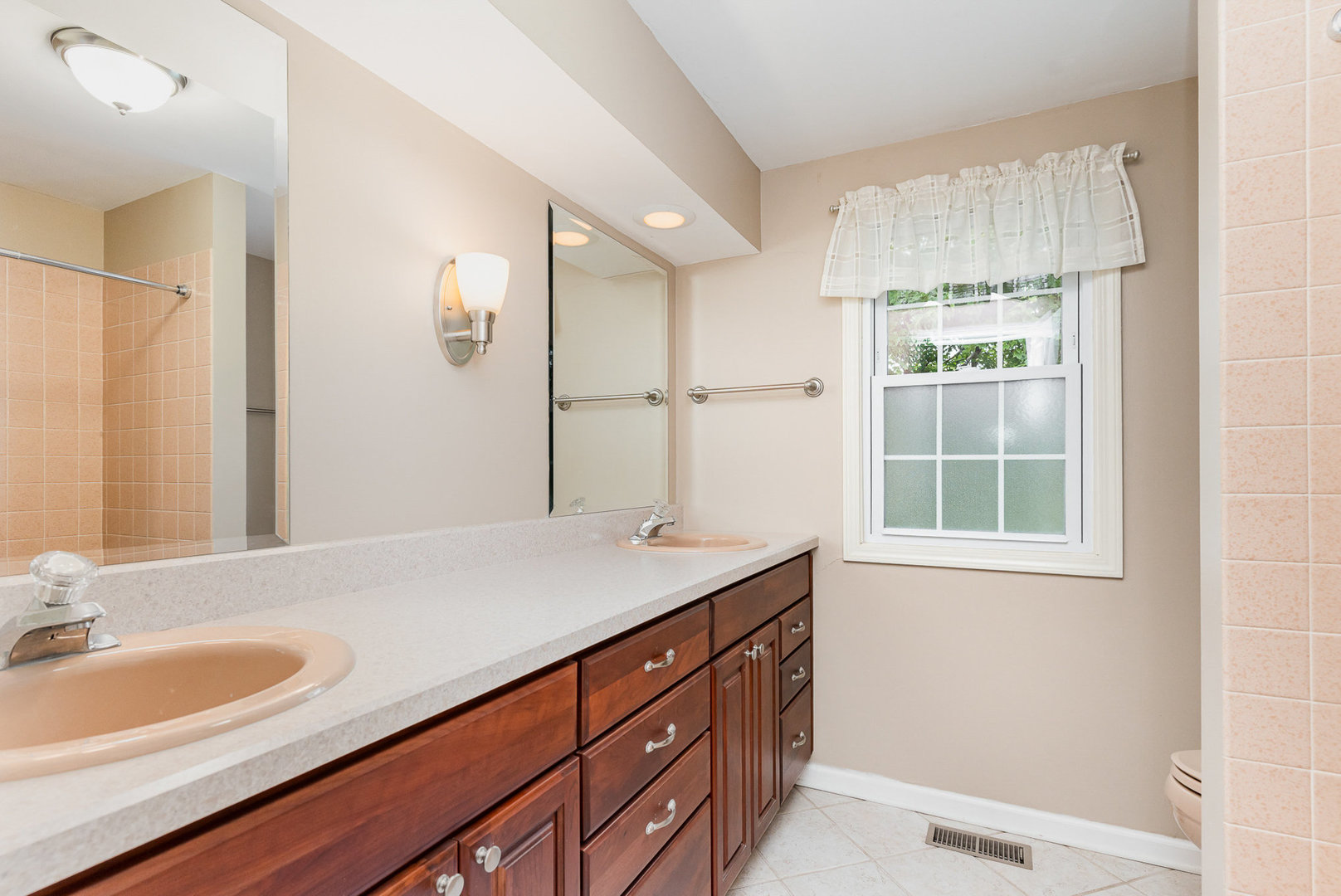 1334 Wilshire Drive, Naperville, IL 60540