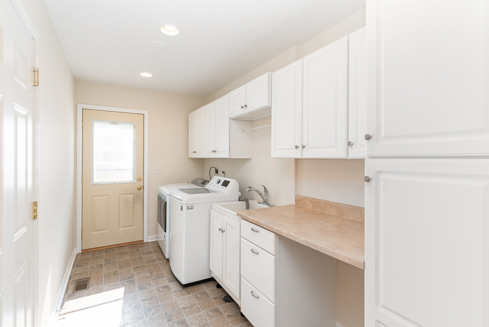 1334 Wilshire Drive, Naperville, IL 60540