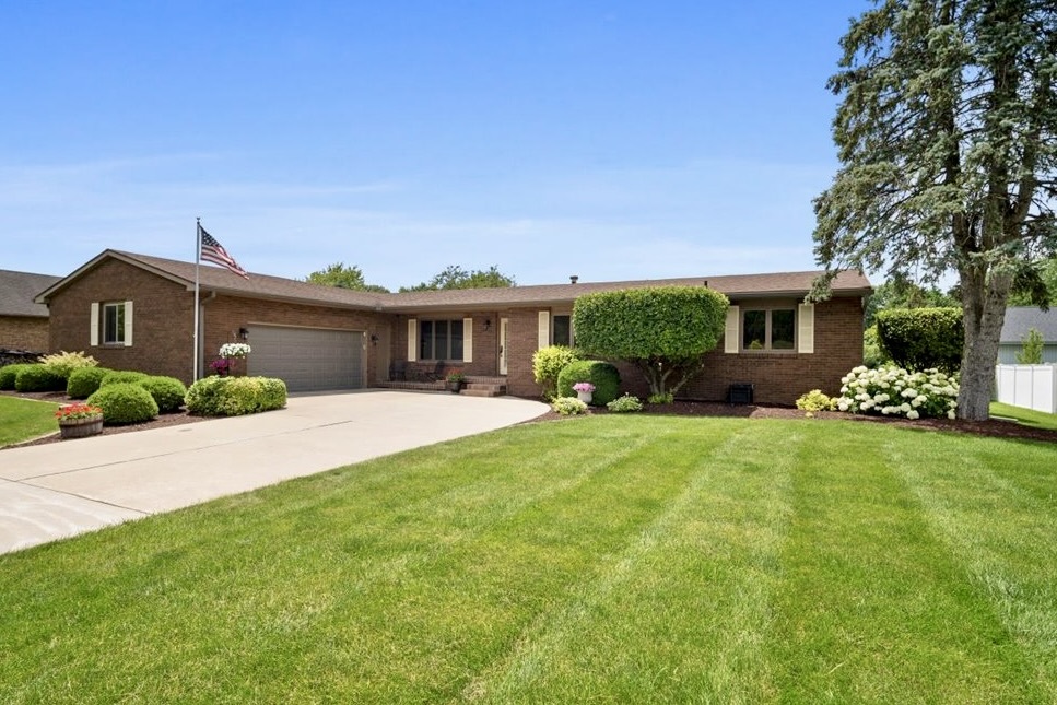 2210 Hedgewood Drive, Bloomington, IL 61704