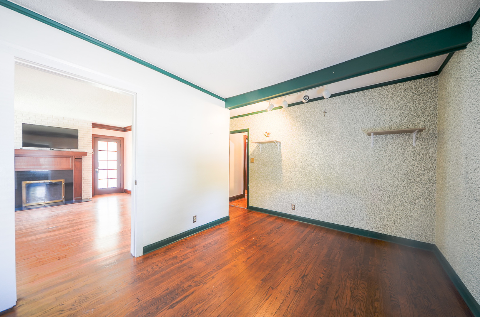 221 W Courtland Street, Mundelein, IL 60060