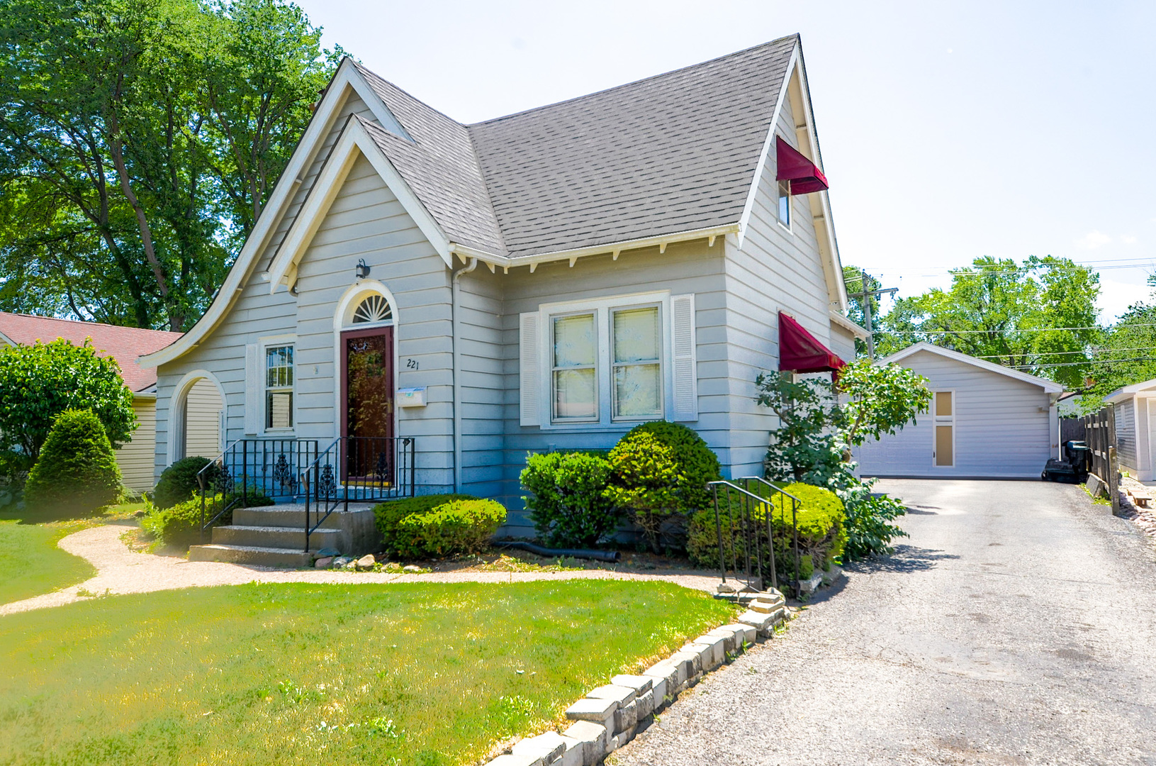221 W Courtland Street, Mundelein, IL 60060