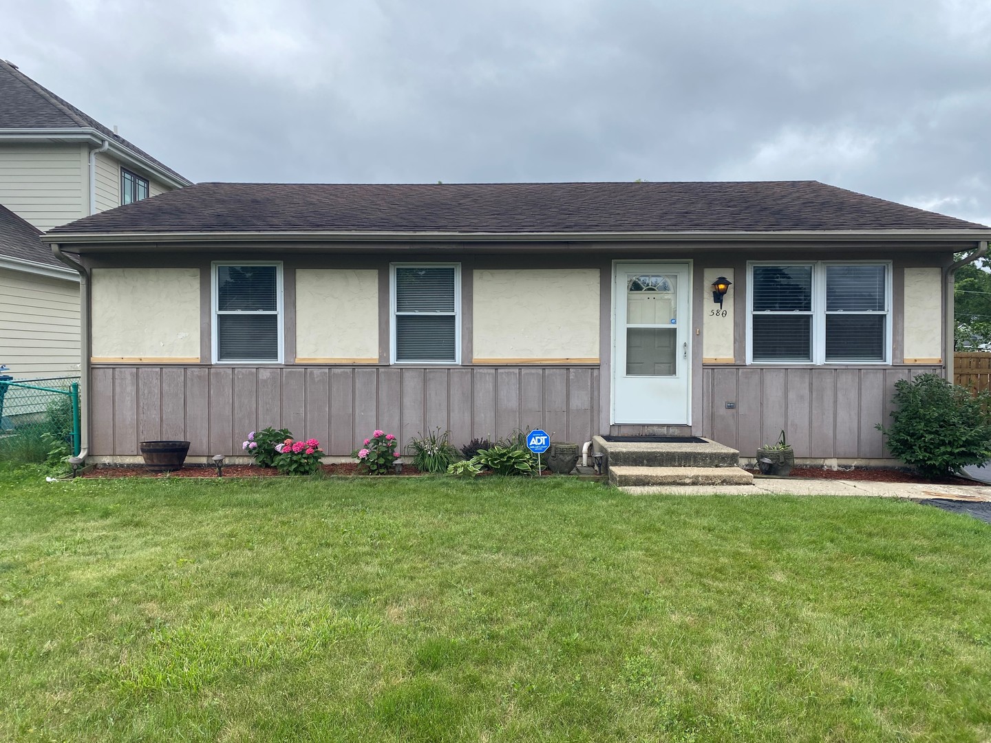 580 W Comstock Avenue, Elmhurst, IL 60126