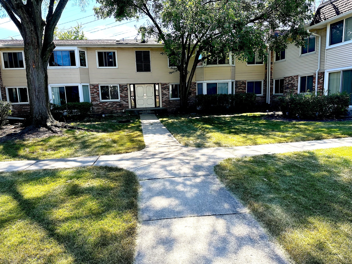 3108 ROBERTS Drive #6, Woodridge, IL 60517