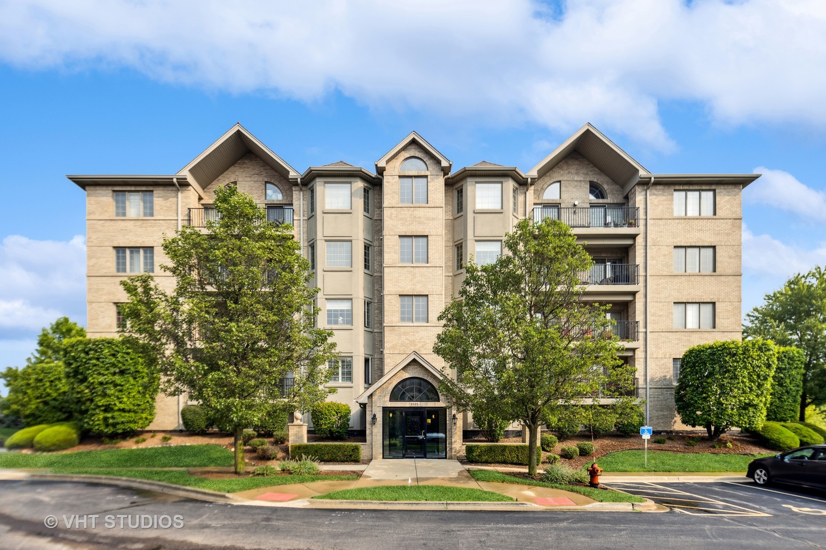 8505 Woodward Avenue #204, Woodridge, IL 60517