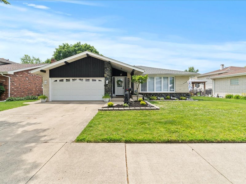 9526 S Kilbourn Avenue, Oak Lawn, IL 60453