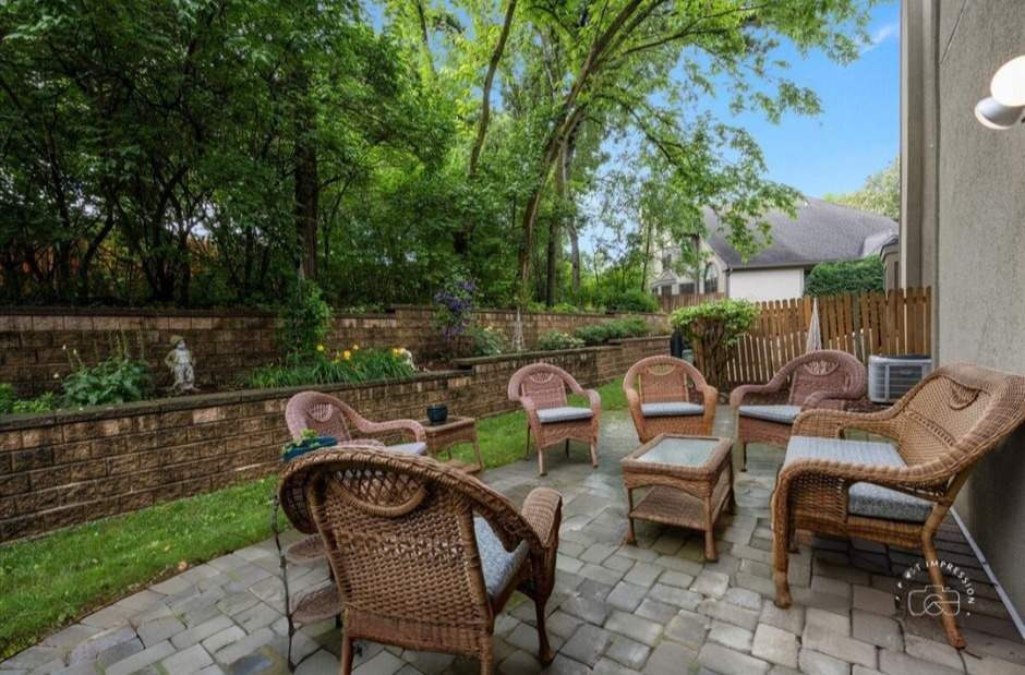 1242 Hobson Oaks Drive, Naperville, IL 60540
