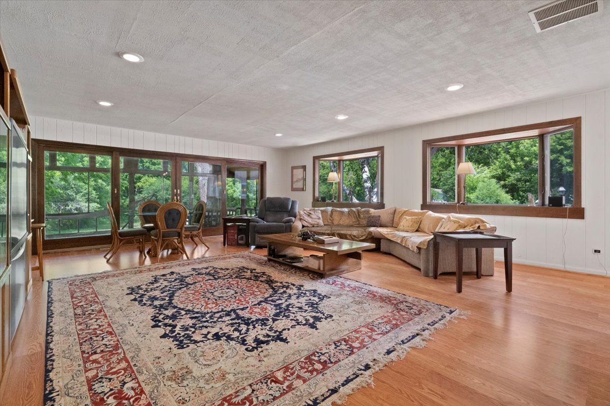 28442 W Main Street, Barrington, IL 60010