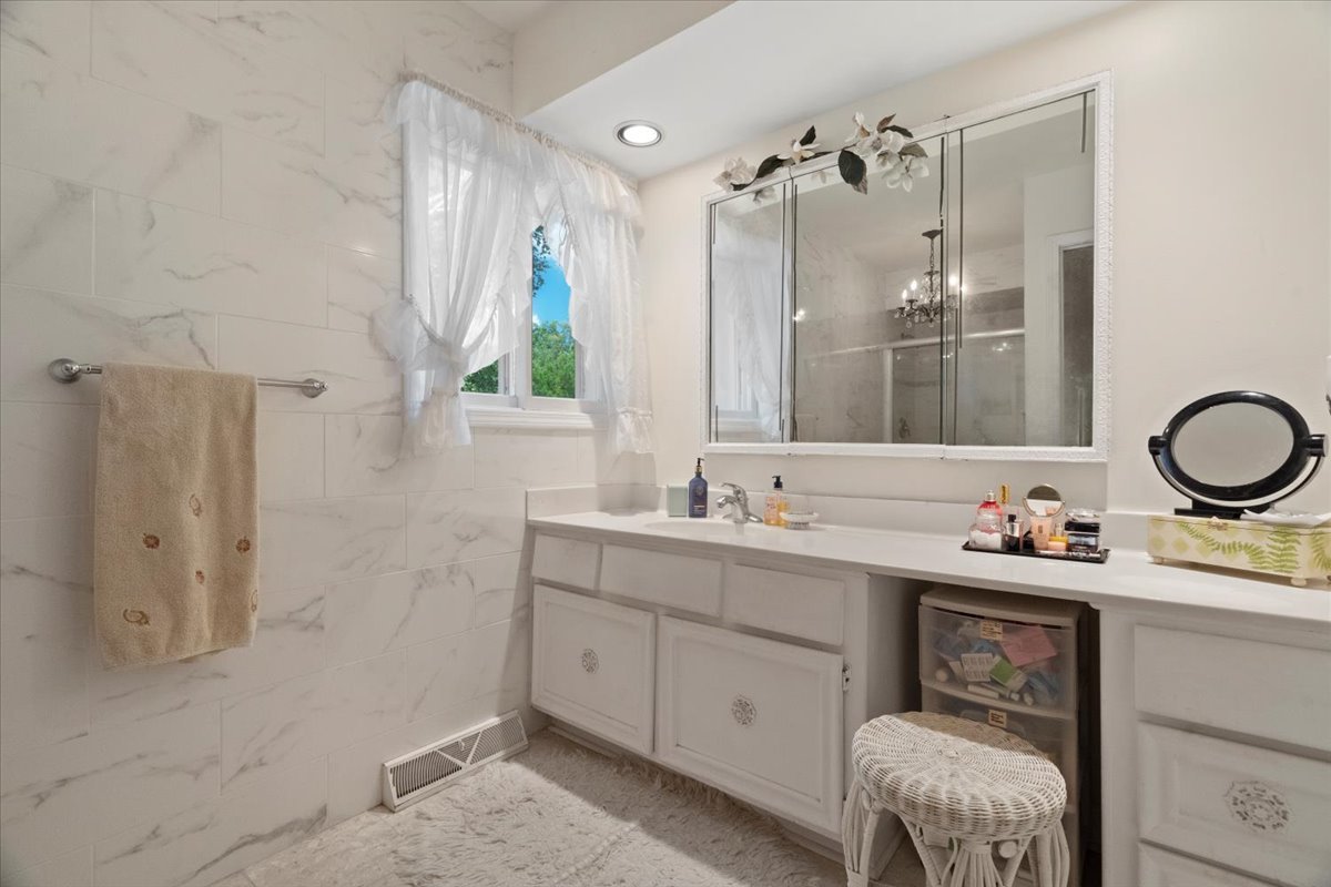 28442 W Main Street, Barrington, IL 60010