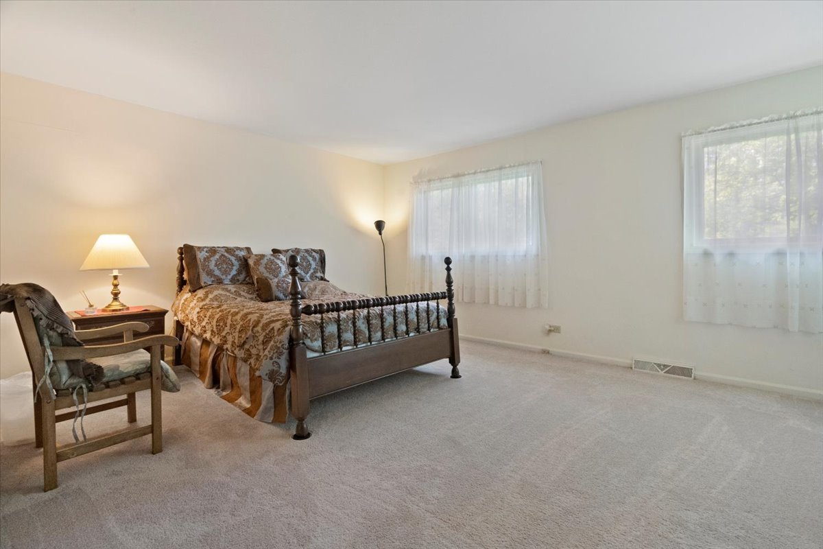 28442 W Main Street, Barrington, IL 60010