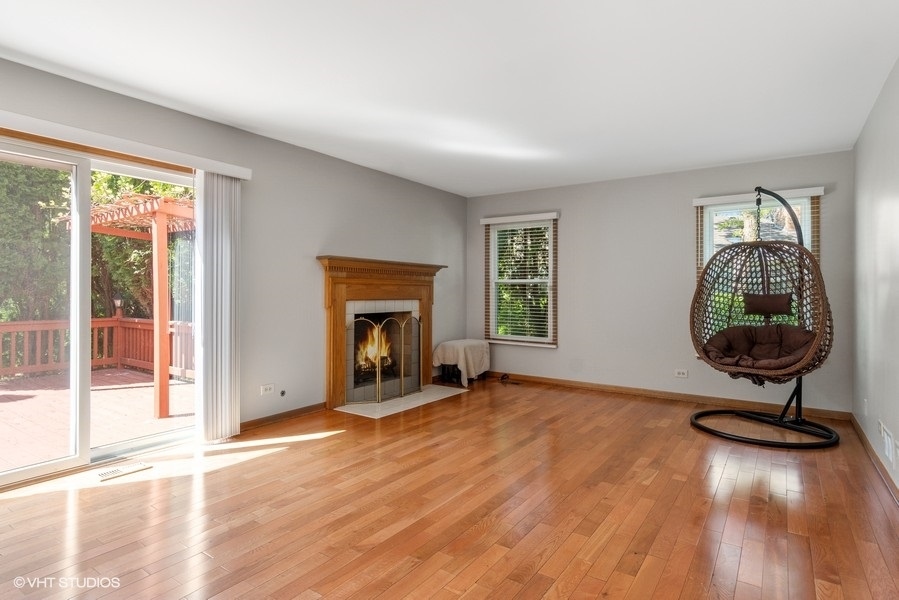 970 E Amberwood Circle, Naperville, IL 60563