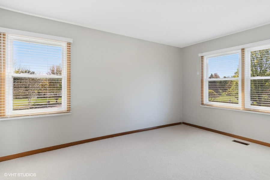 970 E Amberwood Circle, Naperville, IL 60563