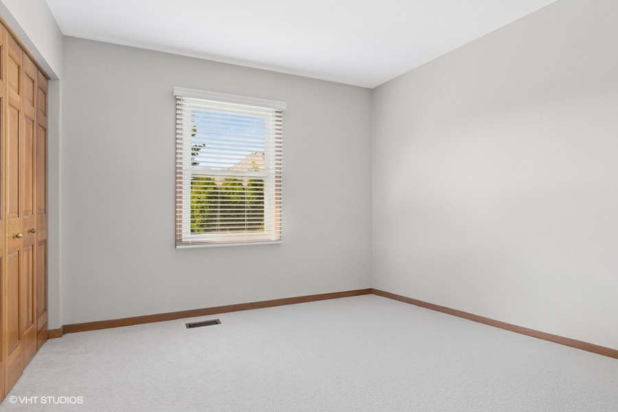 970 E Amberwood Circle, Naperville, IL 60563