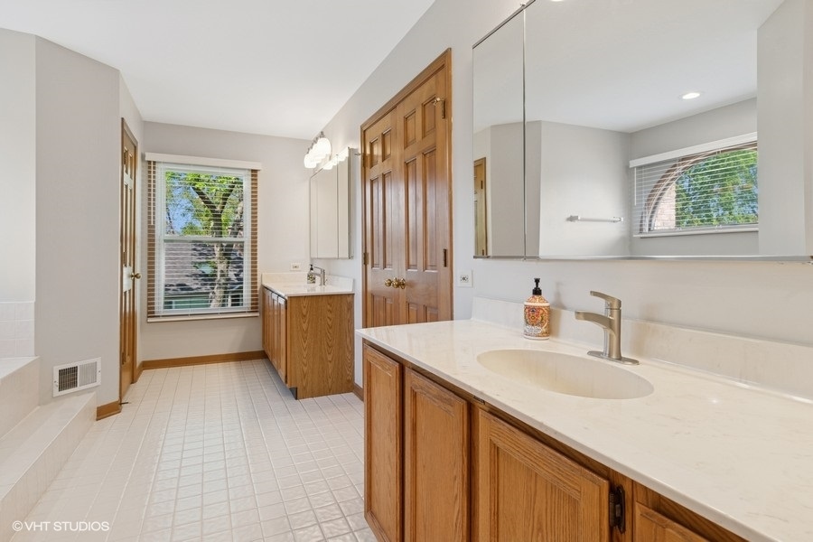 970 E Amberwood Circle, Naperville, IL 60563