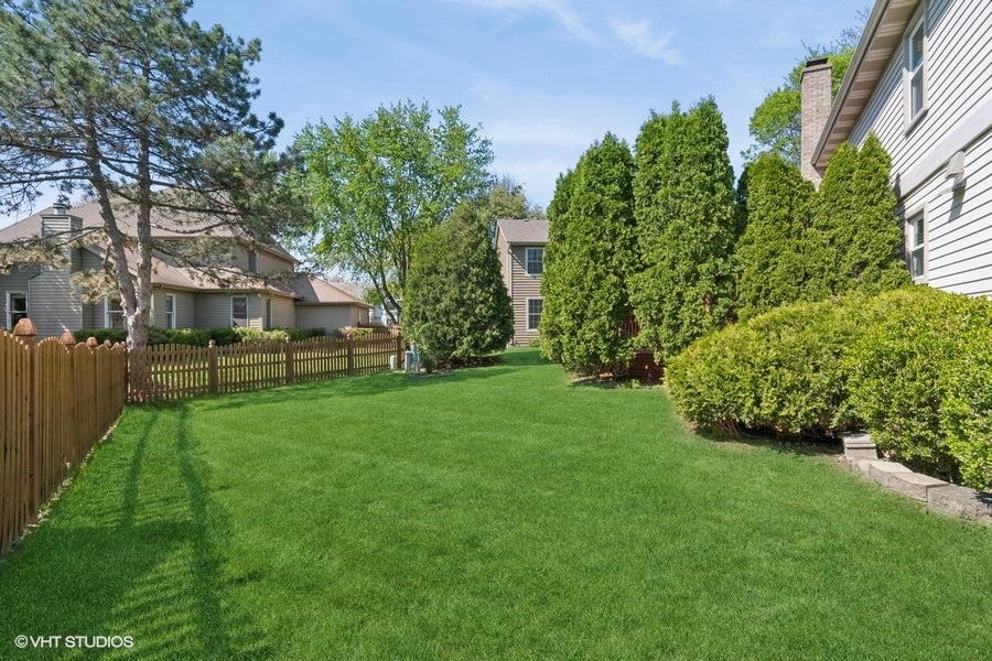 970 E Amberwood Circle, Naperville, IL 60563