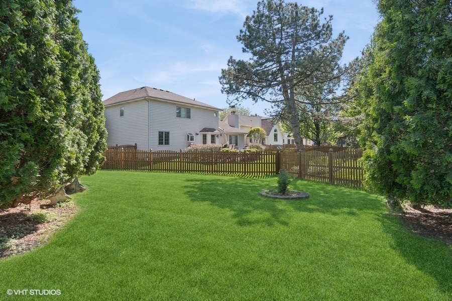 970 E Amberwood Circle, Naperville, IL 60563