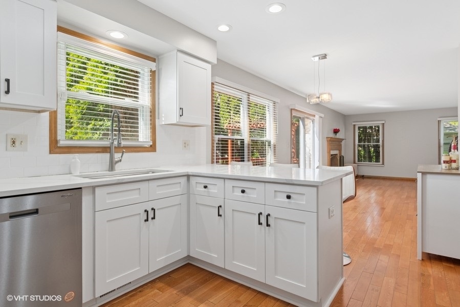 970 E Amberwood Circle, Naperville, IL 60563