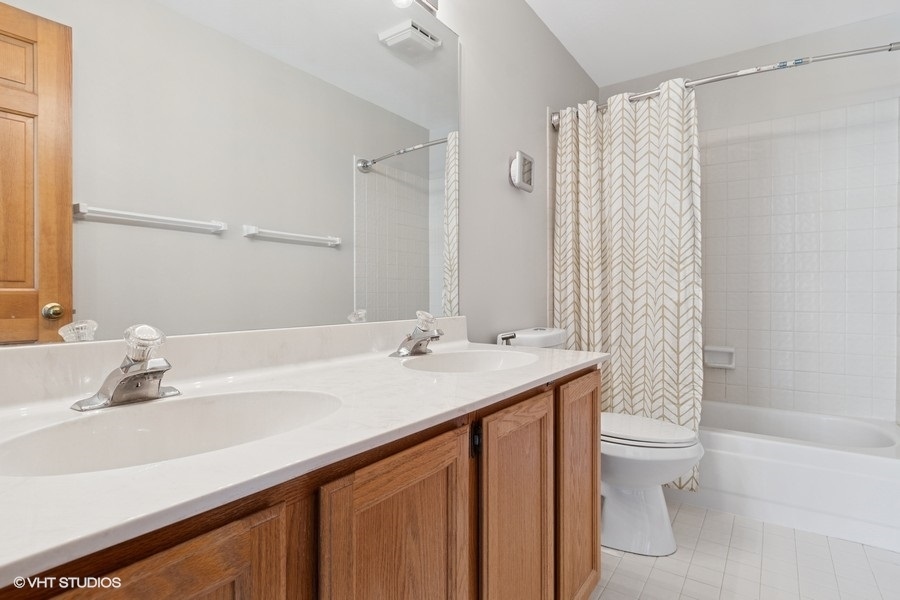 970 E Amberwood Circle, Naperville, IL 60563