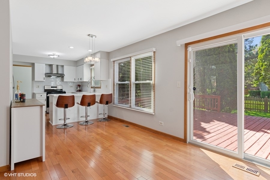 970 E Amberwood Circle, Naperville, IL 60563