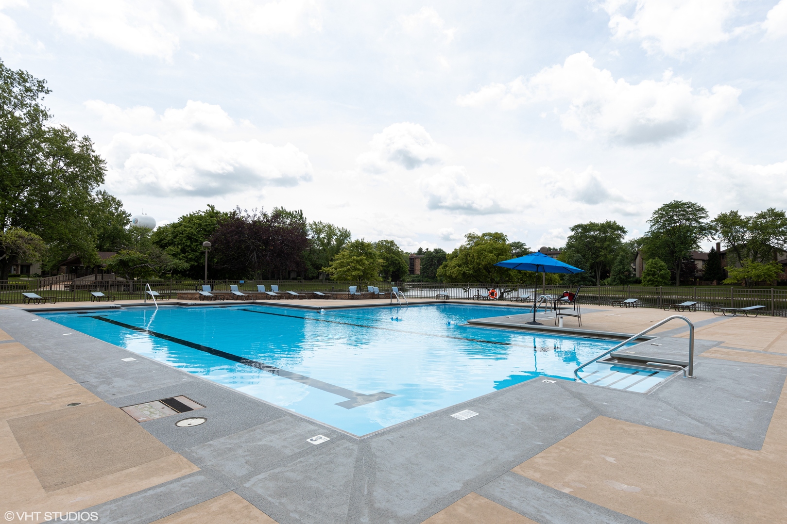 601 Lake Hinsdale Drive #104, Willowbrook, IL 60527