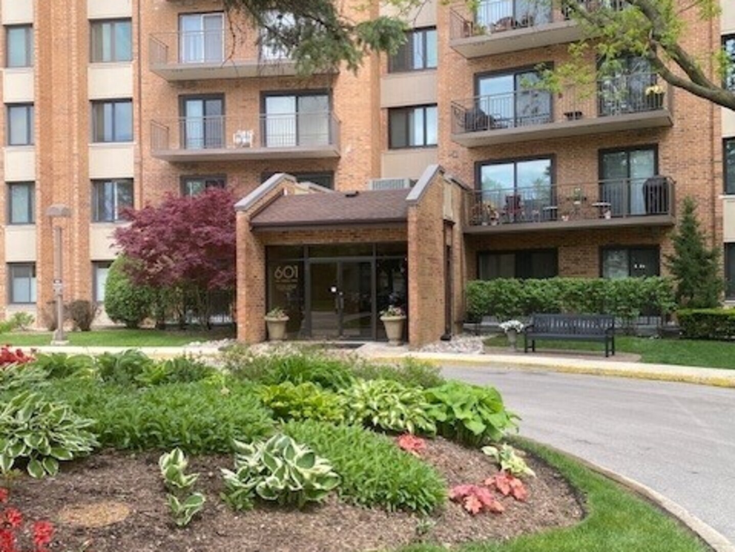 601 Lake Hinsdale Drive #104, Willowbrook, IL 60527