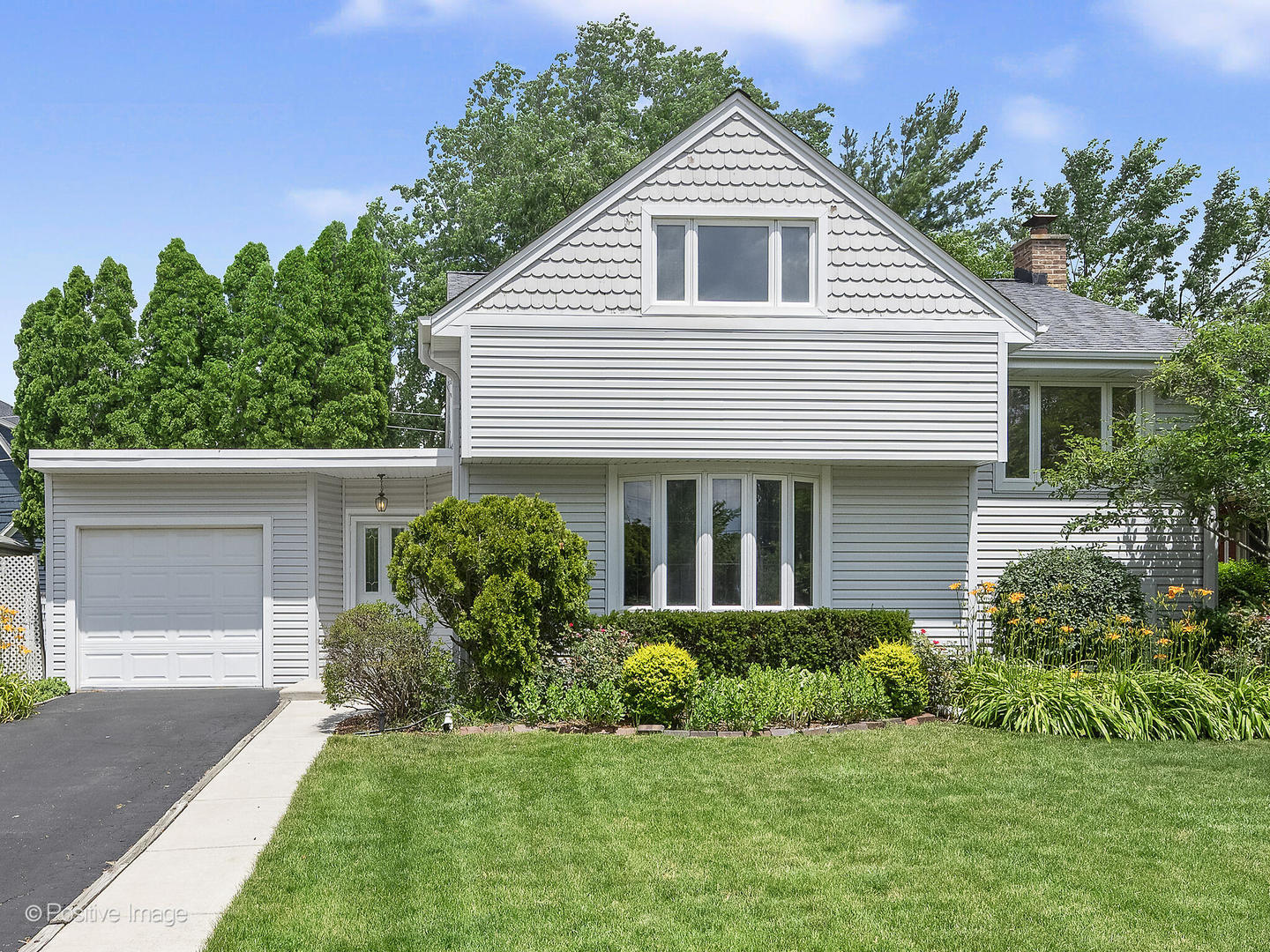 118 Burlington Avenue, Clarendon Hills, IL 60514