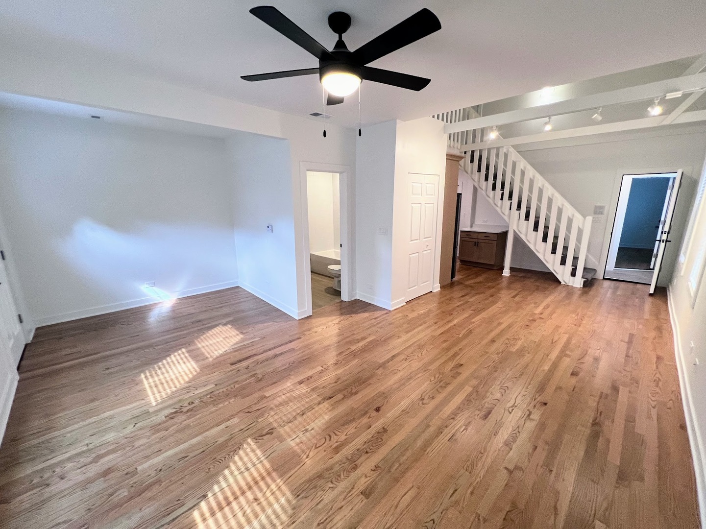 2306 N Hoyne Avenue #2F, Chicago, IL 60647