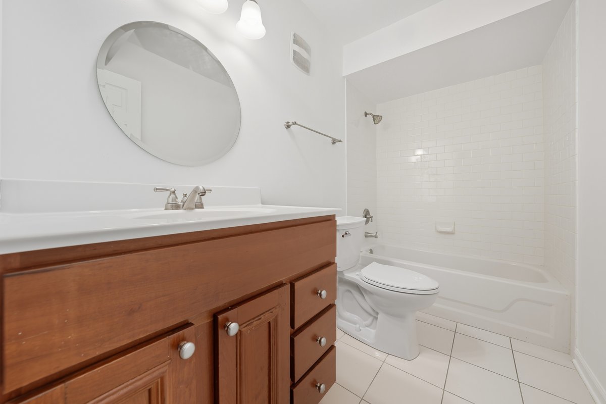 712 TIPPERARY Court #1C, Schaumburg, IL 60193